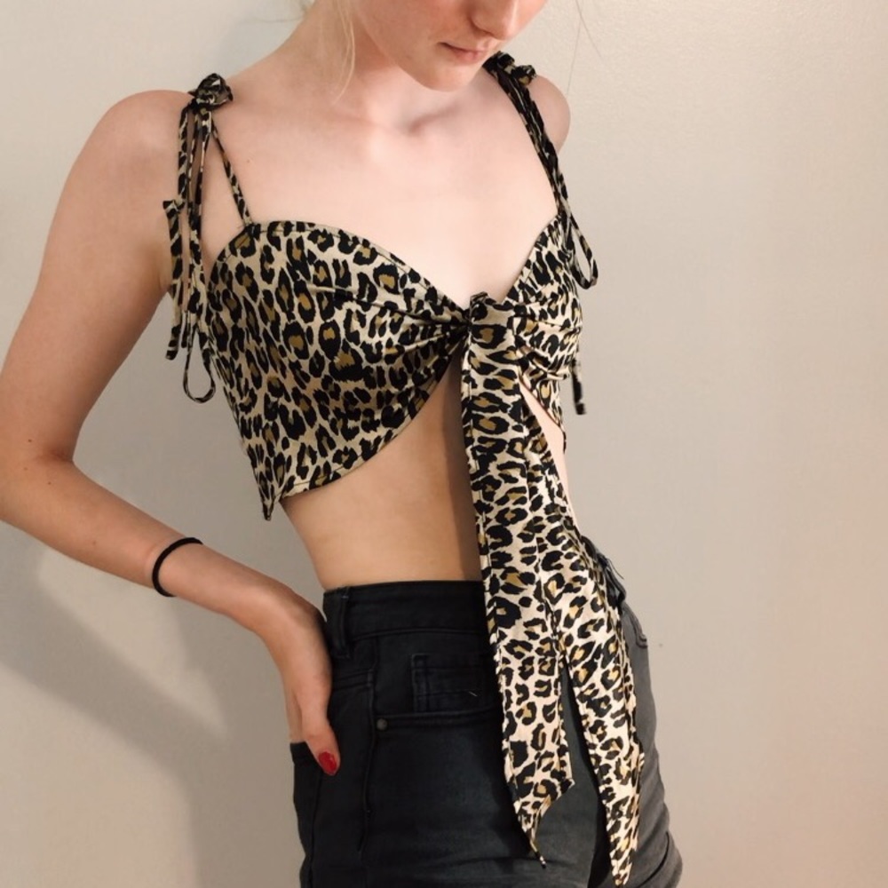PrettyLittleThing Leopard Print Cropped Shirt